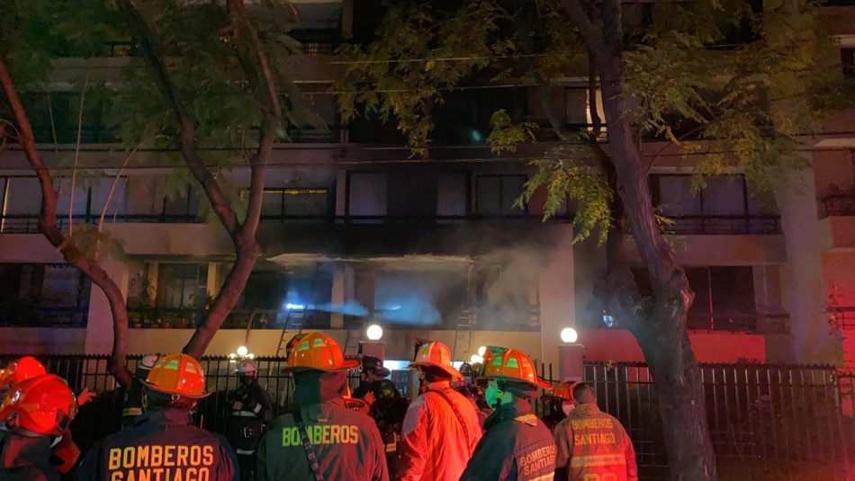 Incendio en edificio de Las Condes deja a un adulto mayor fallecido y a su mujer herida Incendio en edificio de Las Condes deja a un adulto mayor fallecido y a su mujer herida