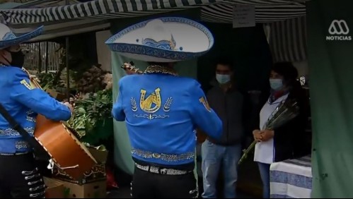 Día de madre: Hija sorprende a su mamá con serenata de mariachis en la feria de Providencia