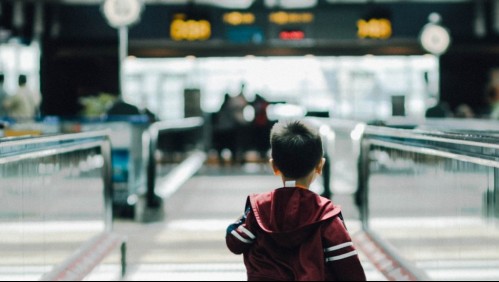 Niño escapa de sus padres en un descuido y 'pasea' por cinta de equipajes de aeropuerto