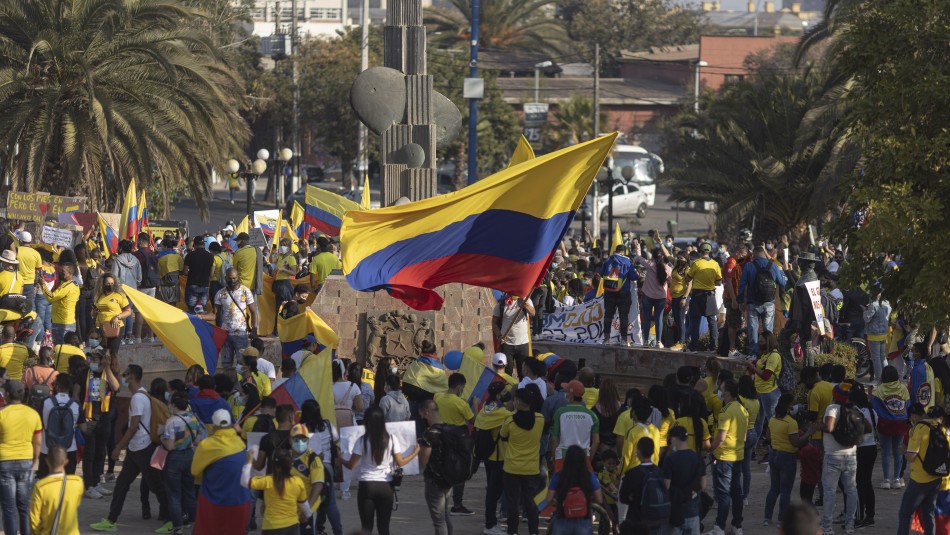 Colombianos residentes en Chile protestaron en Santiago Centro por la situación que vive su país Colombianos residentes en Chile protestaron en Santiago Centro por la situación que vive su país
