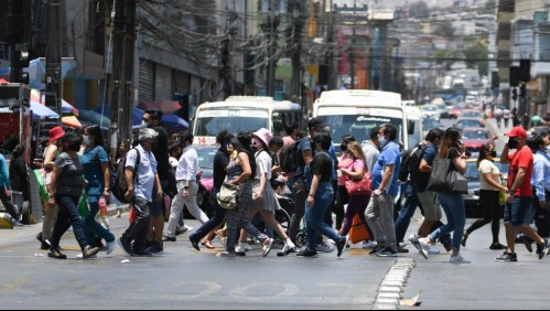 Cadem: Menos personas se consideran de 'clase media' y más de 'clase media baja' en Chile
