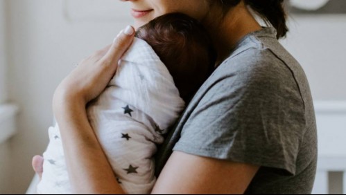 Bebé muere tras quedar 'olvidada' por su madre durante más de 7 horas en el auto