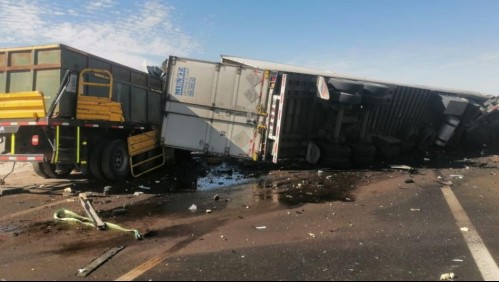 Al menos tres personas fallecieron en colisión frontal de camiones en la Región de Antofagasta