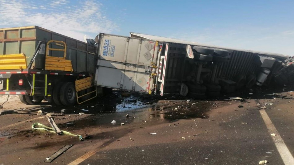 Al menos tres personas fallecieron en colisión frontal de camiones en la Región de Antofagasta Al menos tres personas fallecieron en colisión frontal de camiones en la Región de Antofagasta
