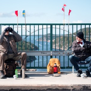 La pandemia los divide: Hermanos gemelos deben verse en la frontera y separados por un metro La pandemia los divide: Hermanos gemelos deben verse en la frontera y separados por un metro