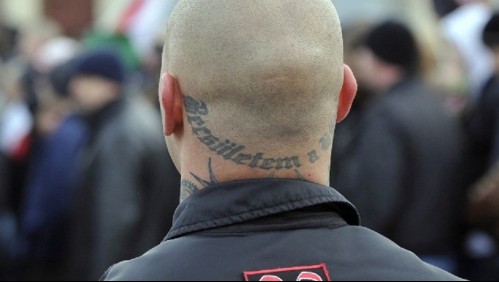 Profesor mostró sus tatuajes de extrema derecha a alumnos y ahora no podrá volver a hacer clases