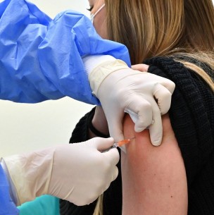 Joven estudiante de medicina recibe por error cuatro dosis de vacuna contra el coronavirus Joven estudiante de medicina recibe por error cuatro dosis de vacuna contra el coronavirus