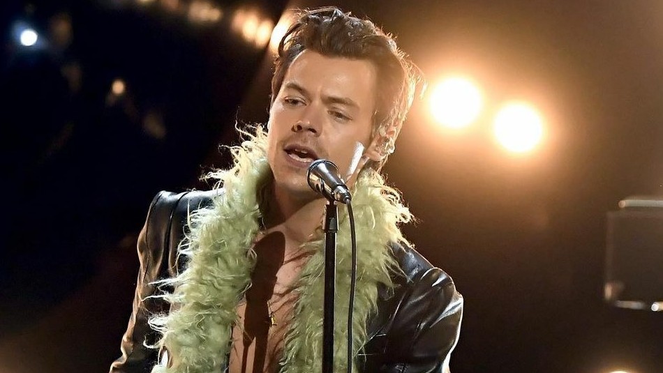 El look irreverente con el que Harry Styles deslumbra: Traje retro y bolso de 40 mil dólares El look irreverente con el que Harry Styles deslumbra: Traje retro y bolso de 40 mil dólares