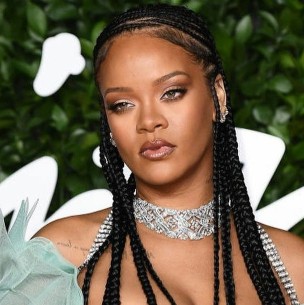Rihanna reaparece luciendo vestido de crochet y sus fanáticos aplauden Rihanna reaparece luciendo vestido de crochet y sus fanáticos aplauden