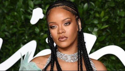 Rihanna reaparece luciendo vestido de crochet y sus fanáticos aplauden