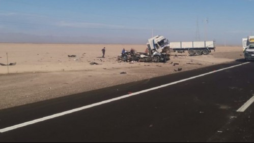 Dos menores y dos adultos mueren tras colisión de vehículo con camión en Ruta 5 Norte