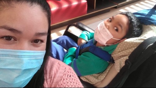 La angustiosa lucha de mamá de niño que necesita costoso medicamento: 'Hemos lavado hasta autos'