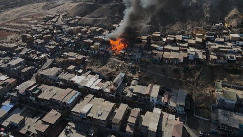 Videos registran voraz incendio en campamento de Antofagasta