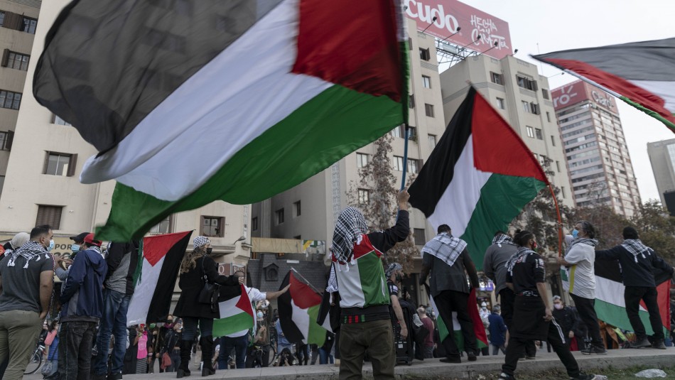 Manifestantes llegan a Plaza Italia en apoyo a Palestina y son dispersados por Carabineros Manifestantes llegan a Plaza Italia en apoyo a Palestina y son dispersados por Carabineros