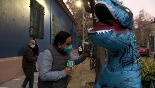 Hombre llegó disfrazado de dinosaurio a votar: Verificaron que su rostro concordara con carnet