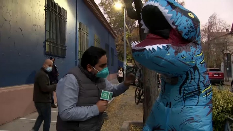 Hombre llegó disfrazado de dinosaurio a votar: Verificaron que su rostro concordara con carnet Hombre llegó disfrazado de dinosaurio a votar: Verificaron que su rostro concordara con carnet