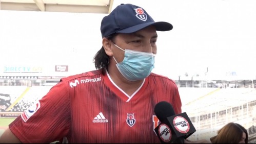 Hincha de la 'U' llegó a votar al Monumental con la camiseta y gorro del elenco azul