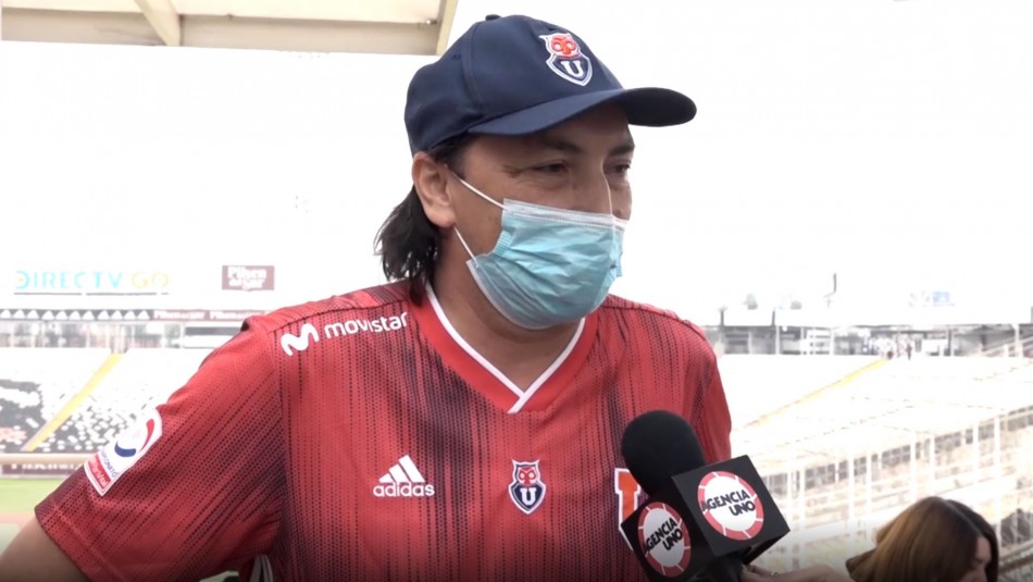 Hincha de la 'U' llegó a votar al Monumental con la camiseta y gorro del elenco azul