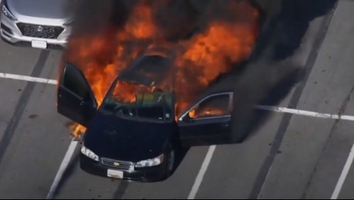 Padre se limpia con alcohol, prende cigarro y se incendia su auto: Hija sufre graves quemaduras