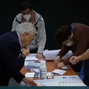 Presidente Piñera se saca la mascarilla y lame estampilla del voto pese a que tiene pegamento Presidente Piñera se saca la mascarilla y lame estampilla del voto pese a que tiene pegamento