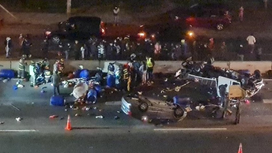 Conductor ebrio provoca colisión con volcamiento de vehículos en la autopista Vespucio Norte Conductor ebrio provoca colisión con volcamiento de vehículos en la autopista Vespucio Norte