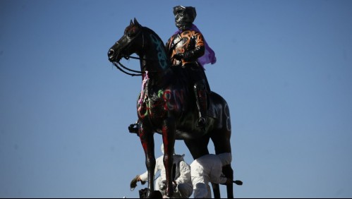 Prisión preventiva para acusado de dañar la base del monumento a Baquedano