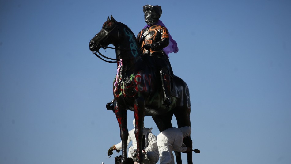 Prisión preventiva para acusado de dañar la base del monumento a Baquedano Prisión preventiva para acusado de dañar la base del monumento a Baquedano