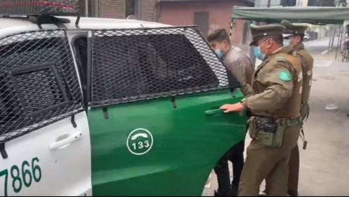 Skater mata con su patineta a hombre en situación de calle