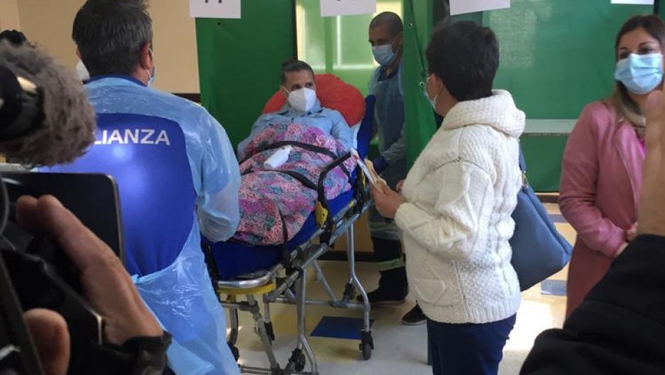 Mujer que lleva 18 años postrada asistió a votar en ambulancia en Temuco