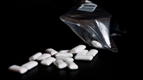 Ojo con los chicles: Autoridad europea declara como 'no seguro' el dióxido de titanio
