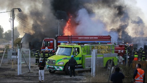 Violento incendio afectó a fábrica de productos químicos en Lampa