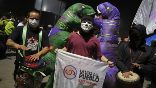 Plaza Italia: grupo de manifestantes celebra tras históricas elecciones