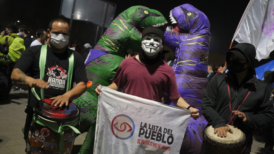 Plaza Italia: grupo de manifestantes celebra tras históricas elecciones