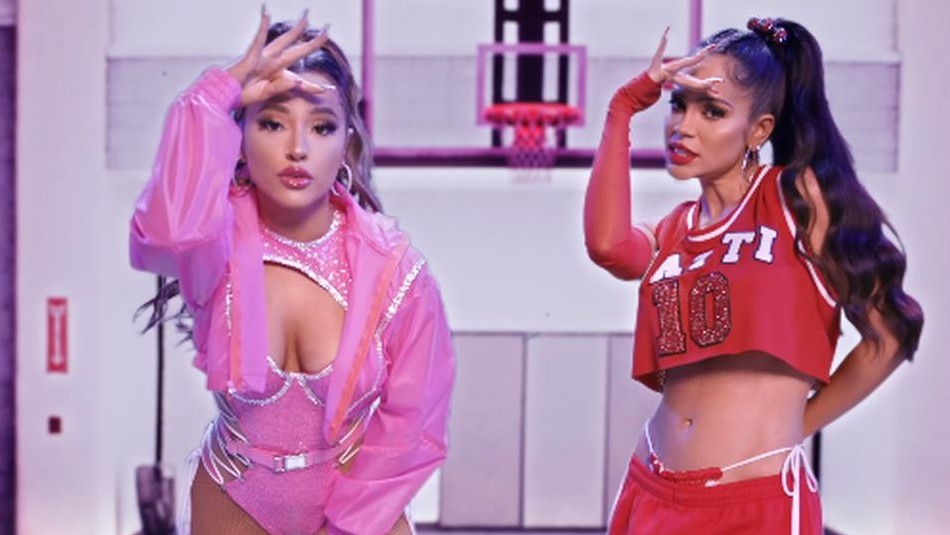 Natti Natasha se roba el show bailando junto a Becky G y adorna su barriga con brillantes Natti Natasha se roba el show bailando junto a Becky G y adorna su barriga con brillantes