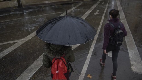 Lluvia en Santiago durante esta semana: Conoce en qué horarios precipitará en la capital