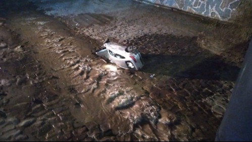 Persecución policial termina con vehículo volcado en el río Mapocho