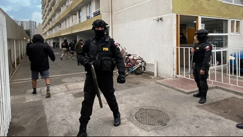 Gran operativo por tráfico de drogas en La Cisterna: más de 40 departamentos allanados