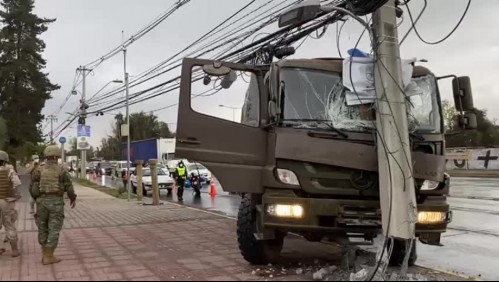 Camión militar choca con poste y deja personas lesionadas en La Pintana