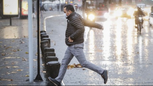 Lluvia en Santiago: Cortes de luz afectan a diferentes comunas de la capital
