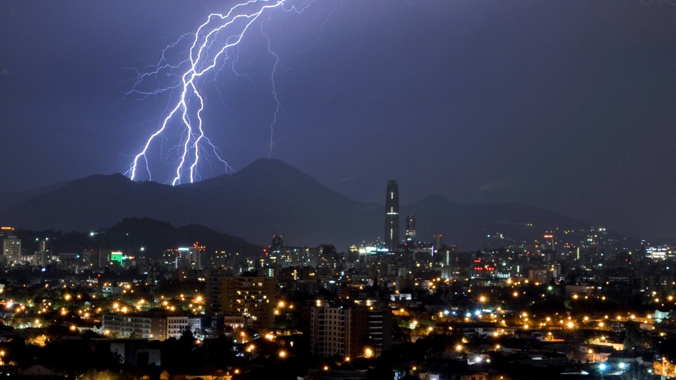 Possible electrical storms in Santiago: Preventive Early Warning is declared in 10 communes