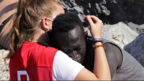 Joven española de la Cruz Roja que abrazó a migrante en una playa recibe insultos y amenazas
