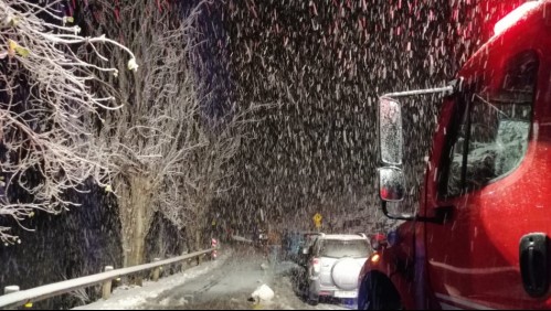 Rescatan a 23 automovilistas atrapados en la nieve Camino a Farellones