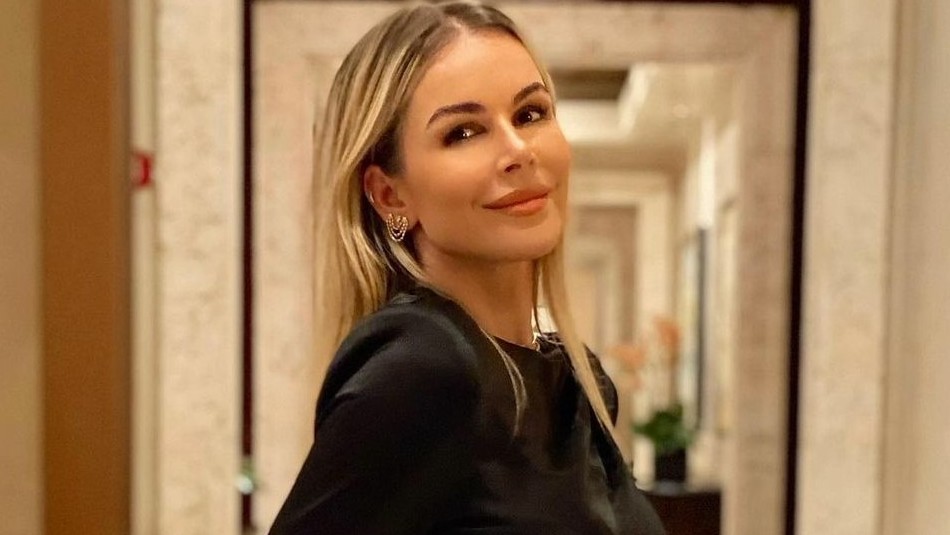 Esposa de Luis Fonsi cautiva con foto en traje de baño al ritmo de una canción de Luis Miguel Esposa de Luis Fonsi cautiva con foto en traje de baño al ritmo de una canción de Luis Miguel