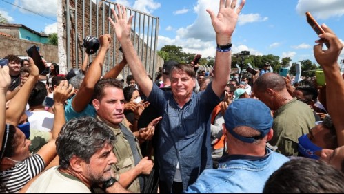 Multan a Jair Bolsonaro por no usar mascarilla y promover aglomeraciones en Brasil