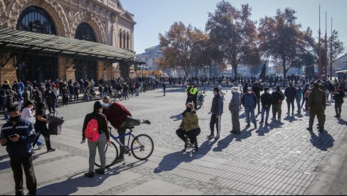 Largas filas y enojos en vacunatorio móvil que se instaló en la Estación Mapocho