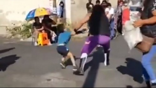 Luchador lanza a niño de 5 años contra el asfalto durante función que termina en trifulca