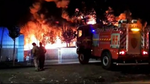 Gigantesco incendio afecta a fábrica en la comuna de San Bernardo