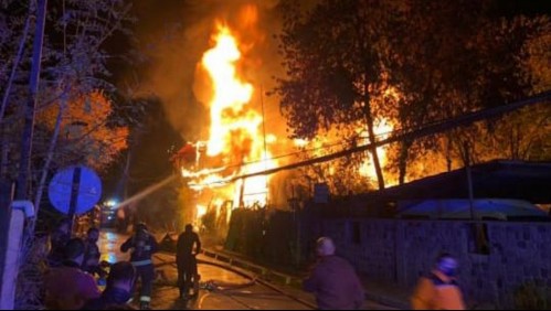 Incendio destruyó cuatro casas en Lo Barnechea: Persona de 64 años falleció en el siniestro