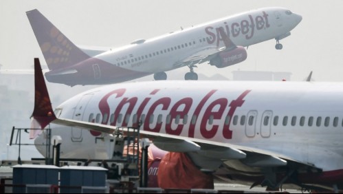 Pareja celebra su boda en pleno vuelo para burlar restricciones del coronavirus