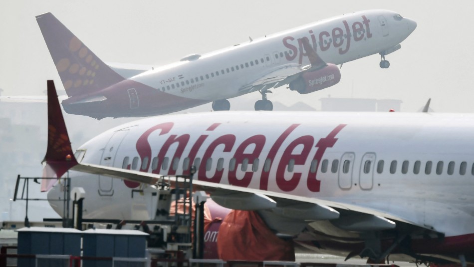 Pareja celebra su boda en pleno vuelo para burlar restricciones del coronavirus Pareja celebra su boda en pleno vuelo para burlar restricciones del coronavirus